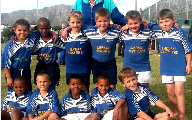 Gansbaai Laerskool se o/8-rugbyspan van verlede jaar, wat net een van twaalf wedstryde verloor het, met die afrigter, Gerrit Cloete (onder die seuns bekend as Oom Kettie) agter